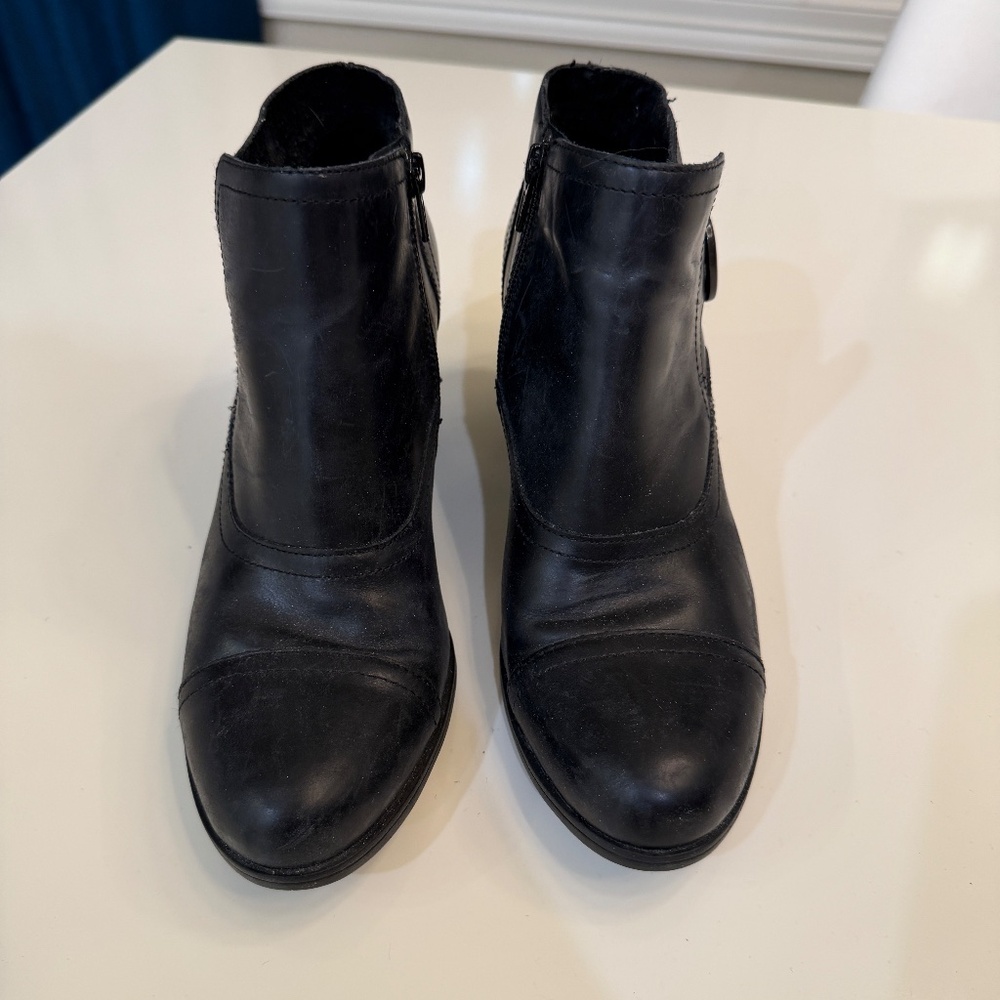 Born Women's Black heeled ankle bootie, size 8.5 - Picture 2 of 8